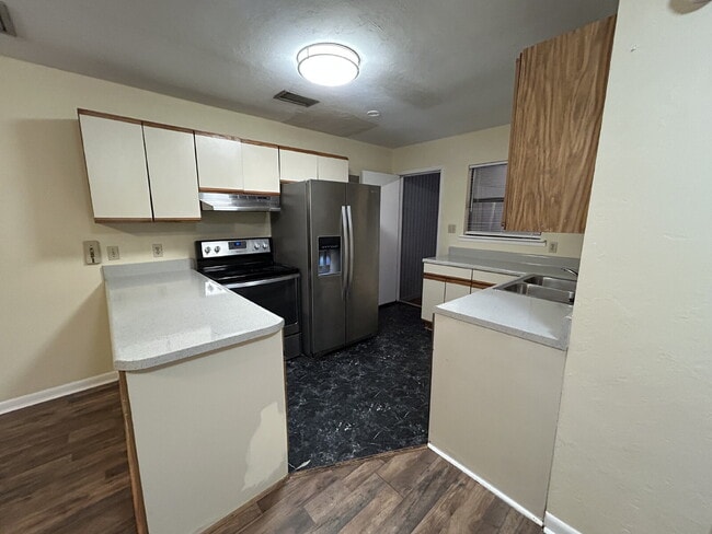 Building Photo - Spacious 2 bedroom townhouse with an additional loft located near TCC!