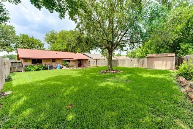 Building Photo - 13634 Greenridge Dr