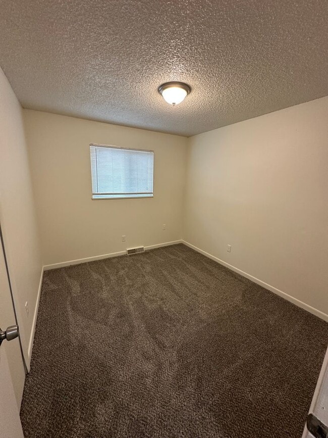 Building Photo - Fantastic 4 bdrm home avail NOW