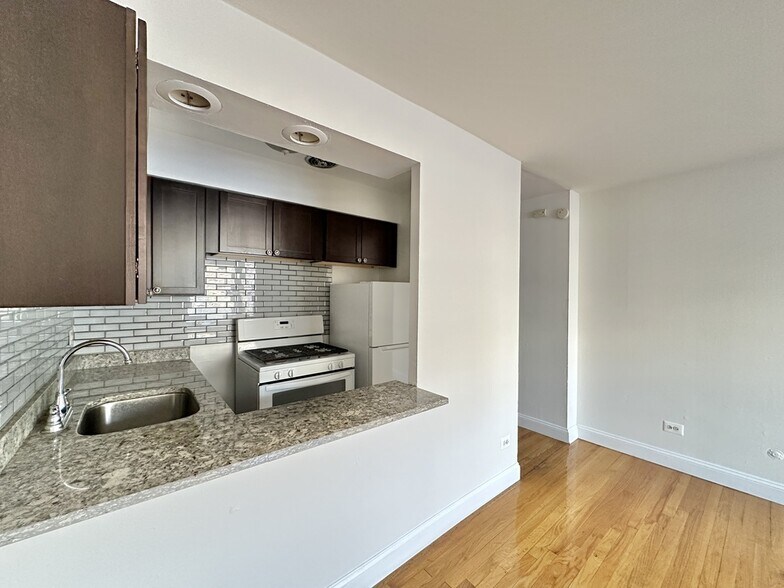 Building Photo - 6830 N Sheridan Rd