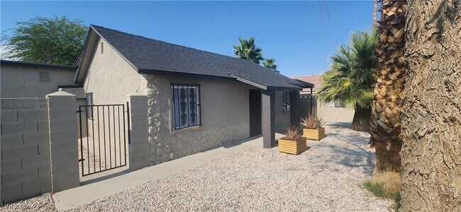 Building Photo - 1608 E McDonald Ave