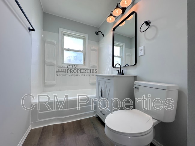 Building Photo - 1034 E Elm St