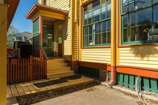 Building Photo - 2927 Bernardo De Galvez Ave