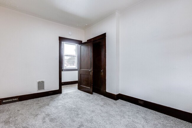 Building Photo - 609 E Warrington Ave