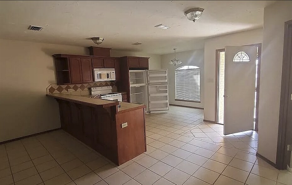 Building Photo - 2000 Circle Dr