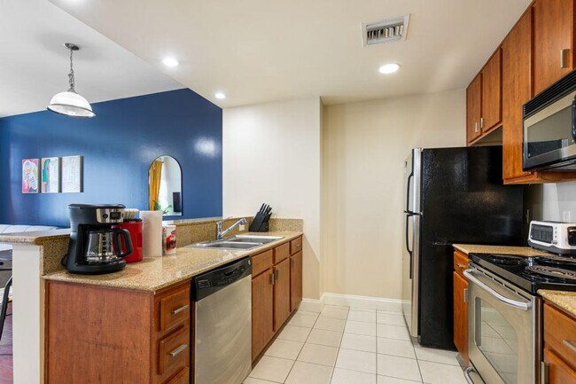 Building Photo - 925 Common St