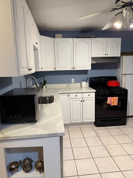 Building Photo - 44 Touro Ave