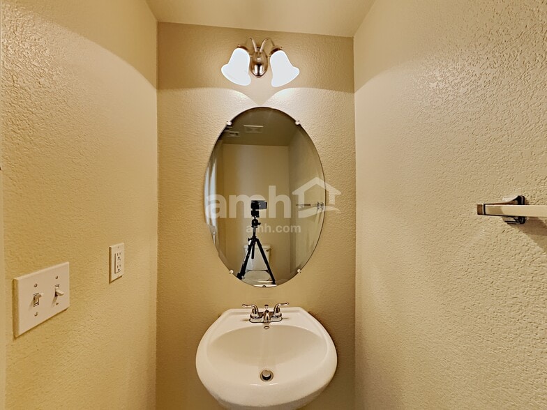 Building Photo - 10819 Hawthorne Berry St