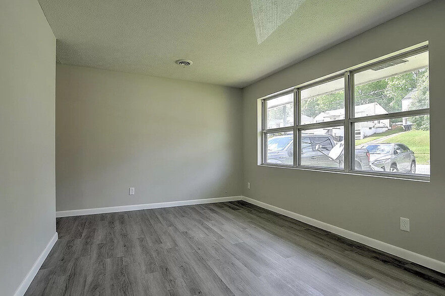 Living Room - 567 Lovedale Dr