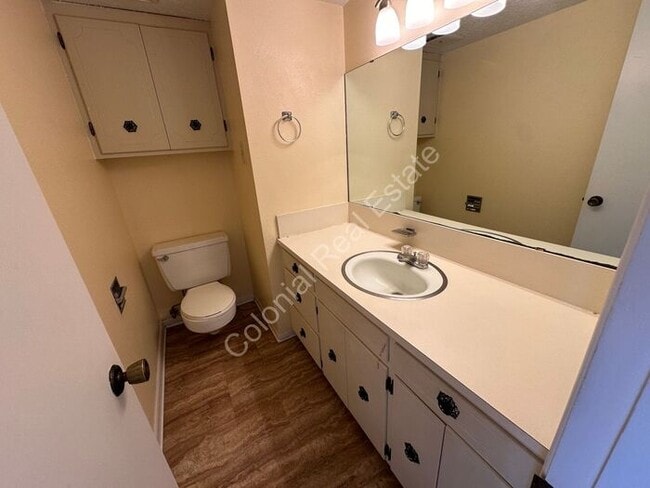Building Photo - Gorgeous Multi-story Townhouse with Washer...