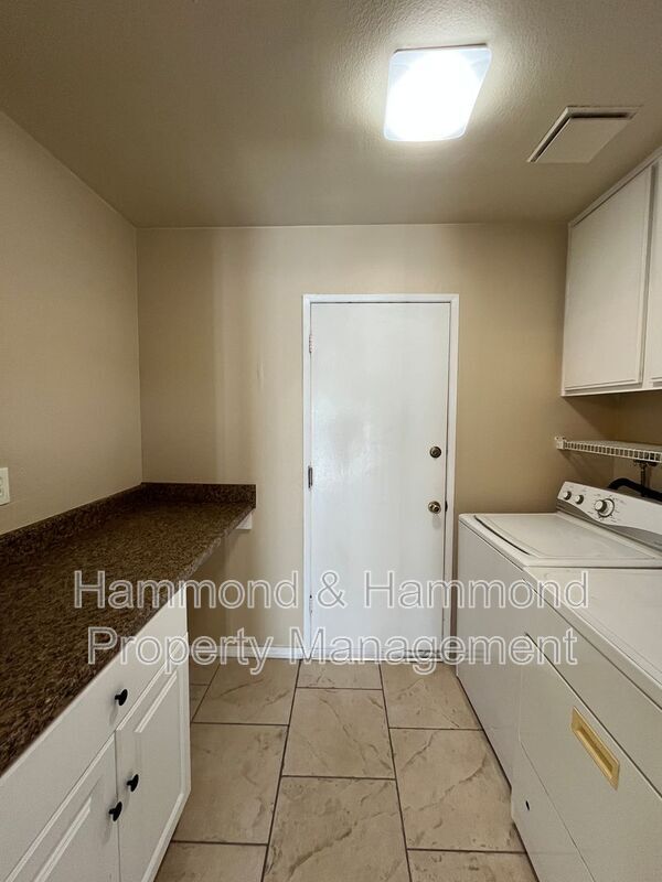 Building Photo - 489 Knollwood Dr