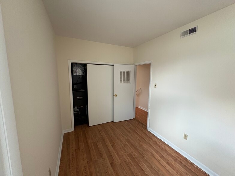 Building Photo - 631 Catharine St