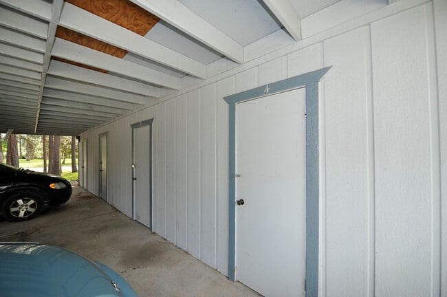 Building Photo - 2 bed 1 bath apartment (4plex building) lower unit