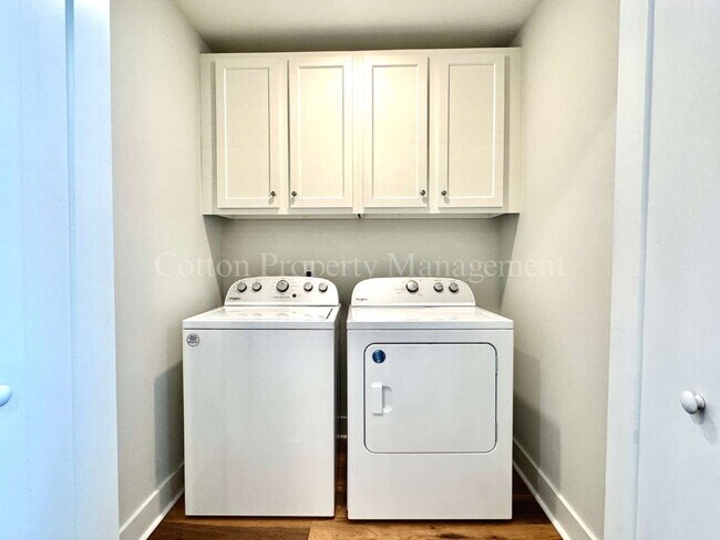 Building Photo - Modern 3BR/2.5BA Townhome | $2,100/mo. | P...