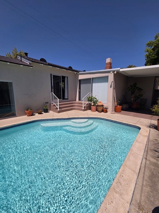 Building Photo - Spacious 3-Bedroom, 2.5-Bath Home with Pool – Fully Furnished!