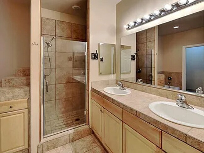 Building Photo - 3002 E Jeanette Ct