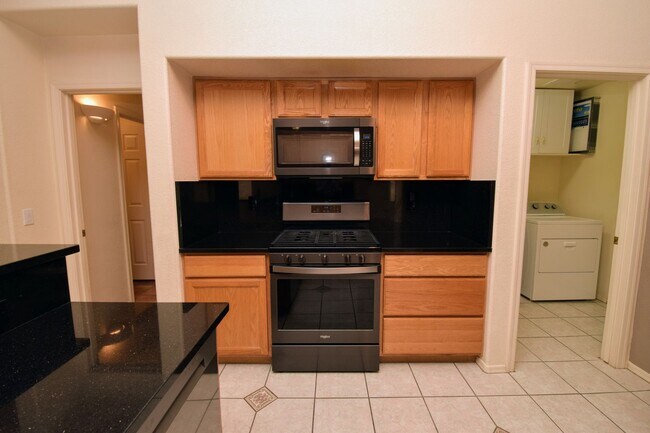Building Photo - Bright & Open SE Tucson 3 Bed 2 Bath with ...