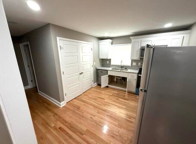 Building Photo - 402 Gunn St