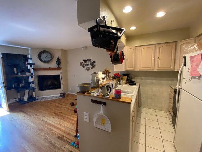 Building Photo - 2 Bed Plus Office 1.5 Bath Two Floor Condo In Ideal Central Boulder Location!