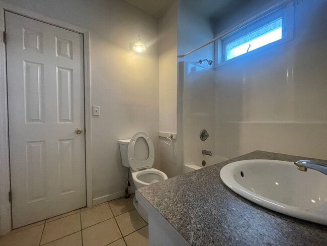 Building Photo - 321 E College St