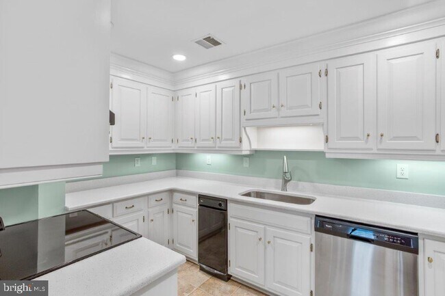 Building Photo - 117 E Dover St