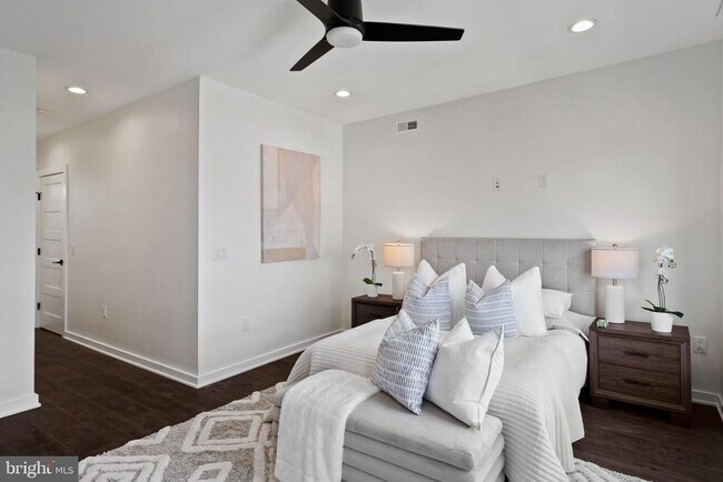 Building Photo - 2235 Hope St