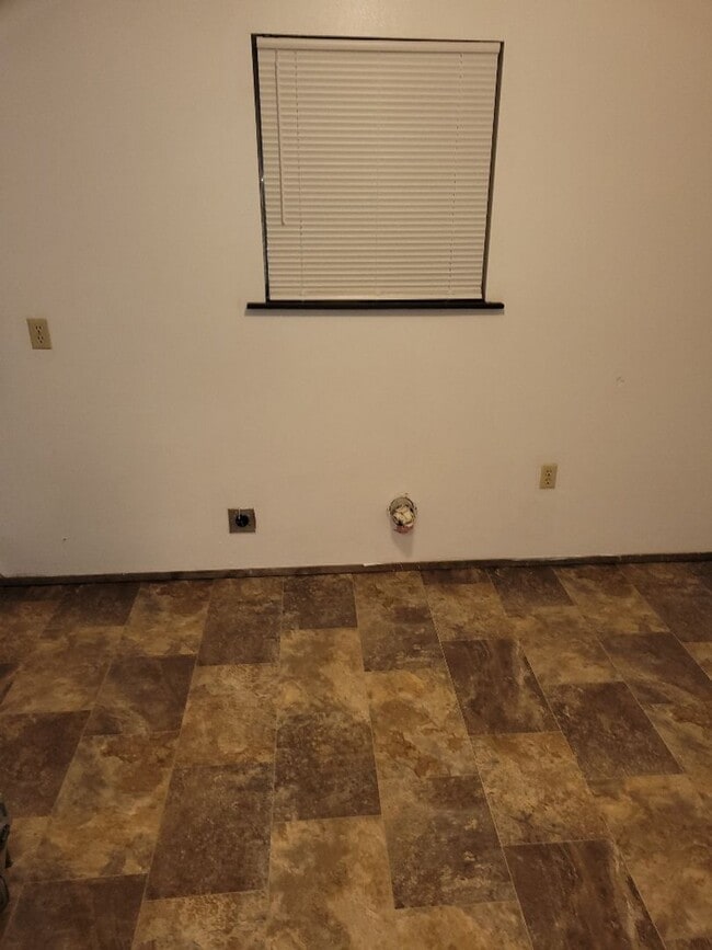 Building Photo - Pendleton Home!!