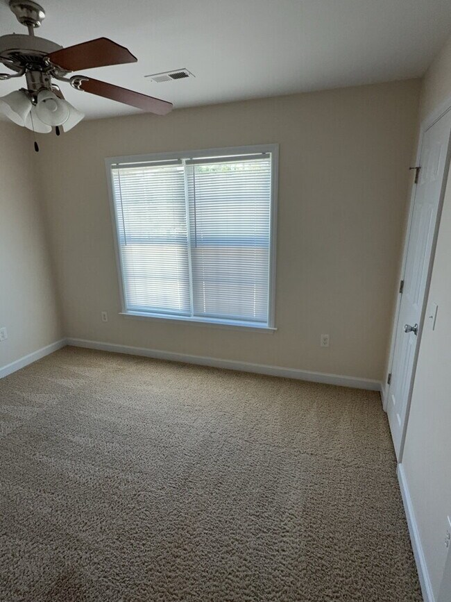 Building Photo - Adorable 2 Bedroom, 2 Bath Townhome-643 Fo...