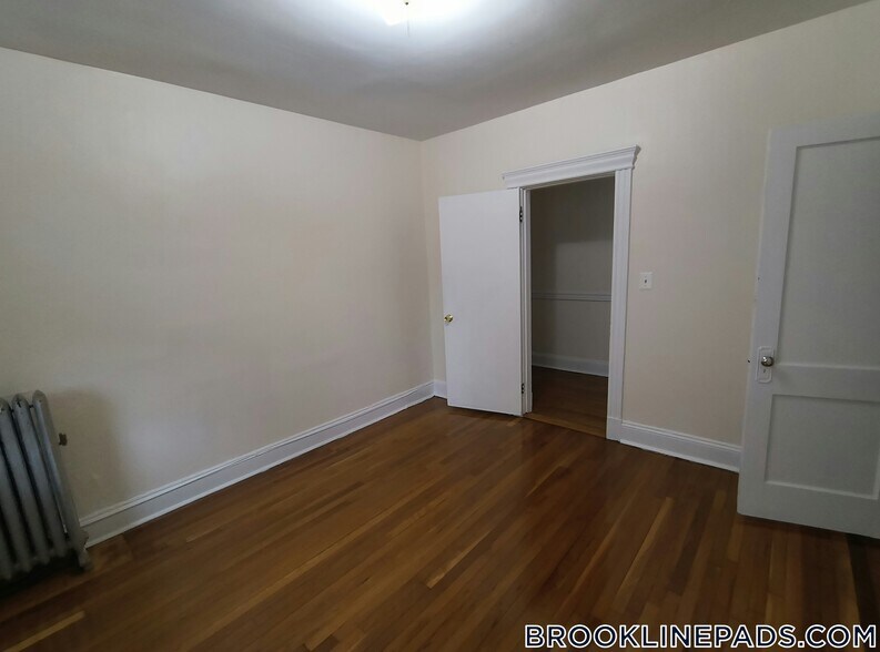 Building Photo - 352 Riverway