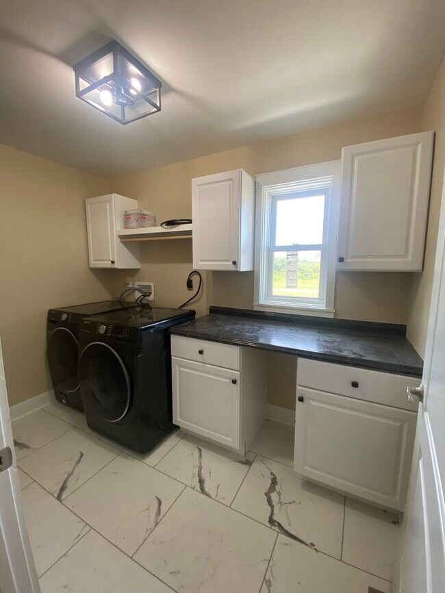Building Photo - Brand new construction 5 bedroom 3 bath wi...
