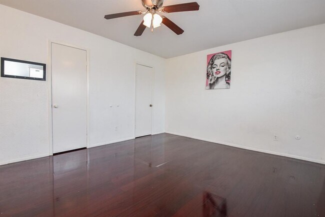 Building Photo - 8405 Wilcrest Dr