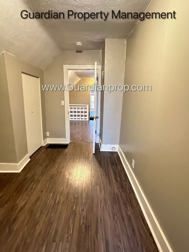 Building Photo - Kenwood Apartment, Private Entry, Parking, Pets Welcome, Video Walk Through