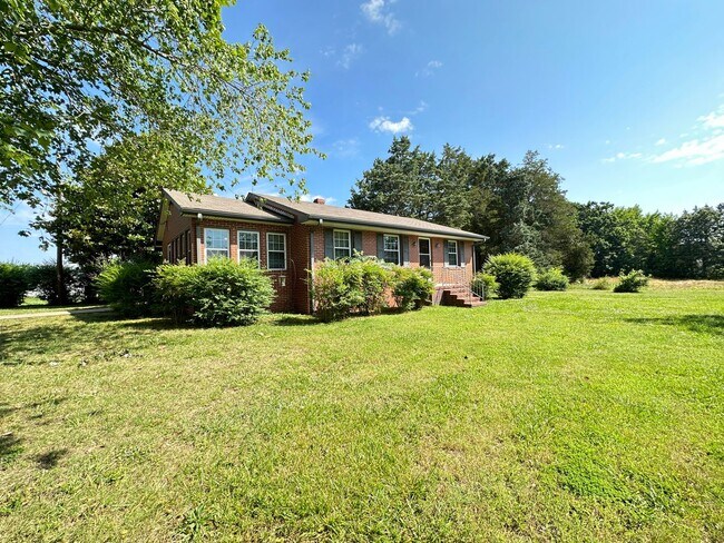 Building Photo - Fully Furnished/Inclusive 2 Bedroom/1 Bathroom Rancher For Rent