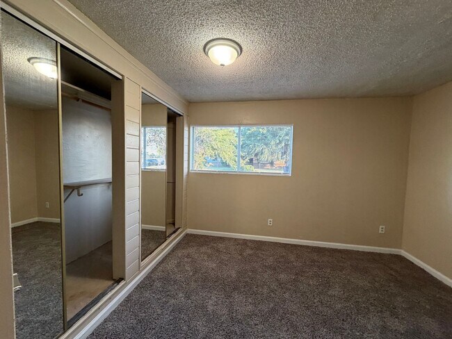 Building Photo - Affordable 3 BD 2 BA house in SW Bakersfield on a corner lot