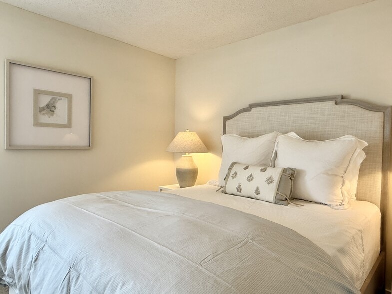 Building Photo - The Pointe Apartment Homes