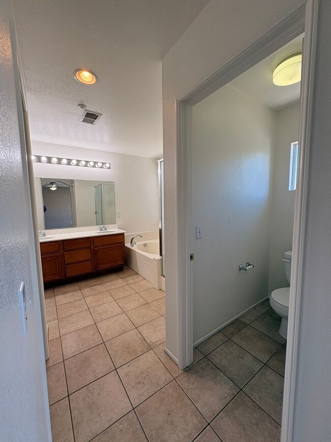 Building Photo - 4 Bed, 2.5 Bath in Riverside!