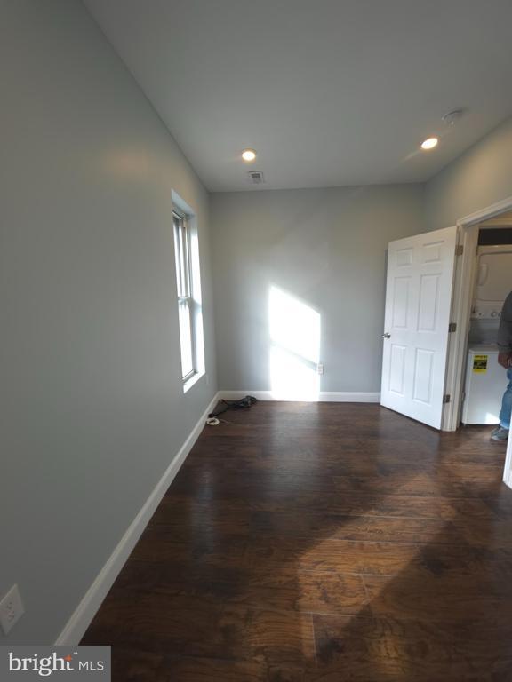 Building Photo - 1135 W Somerset St