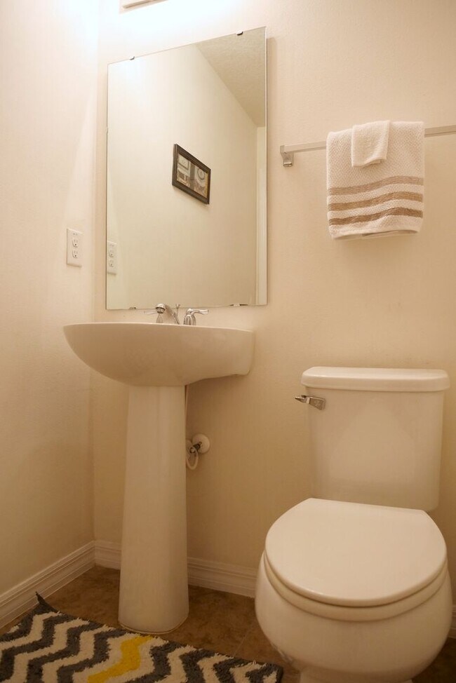 Building Photo - Beautiful Fully Furnished 4-Bedroom Home i...