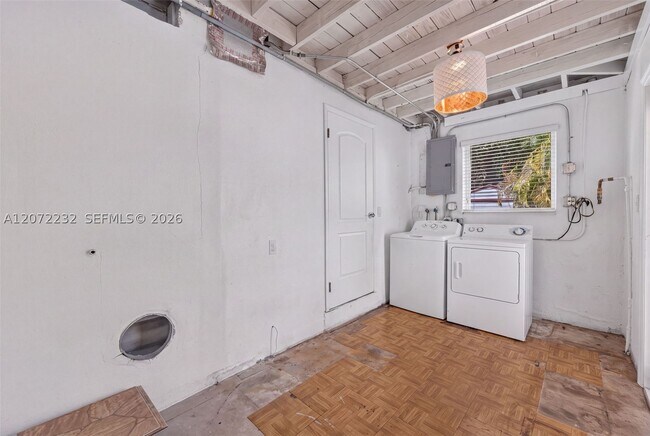 Building Photo - 12140 NE Miami Pl
