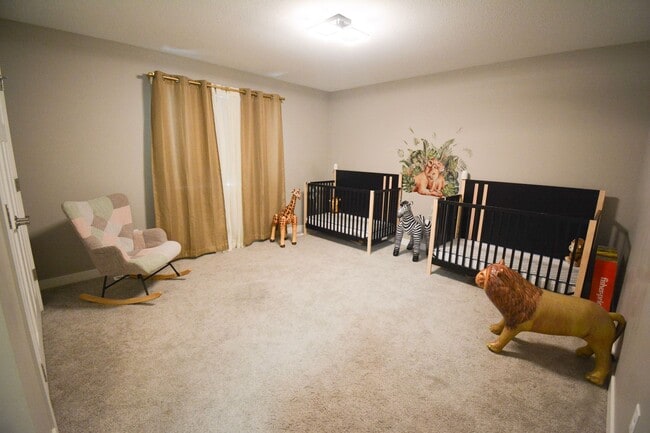 Building Photo - 5 Bed | 3 Bath | Luxury Living at Its Finest