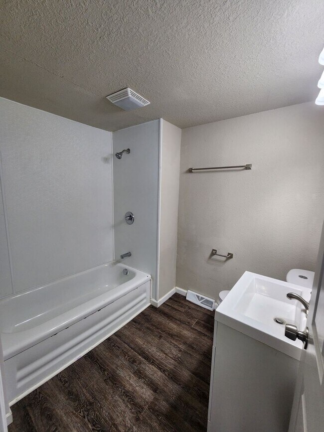 Building Photo - 3BR Home with Modern Kitchen in Knoxville, IA