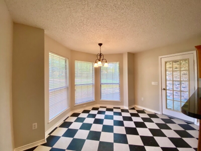 Building Photo - 511 April Dr