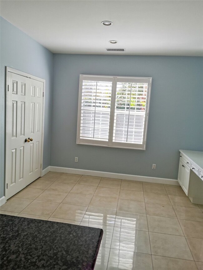 Building Photo - 1318 Swan Loop S
