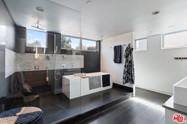 Building Photo - 720 Brooks Ave