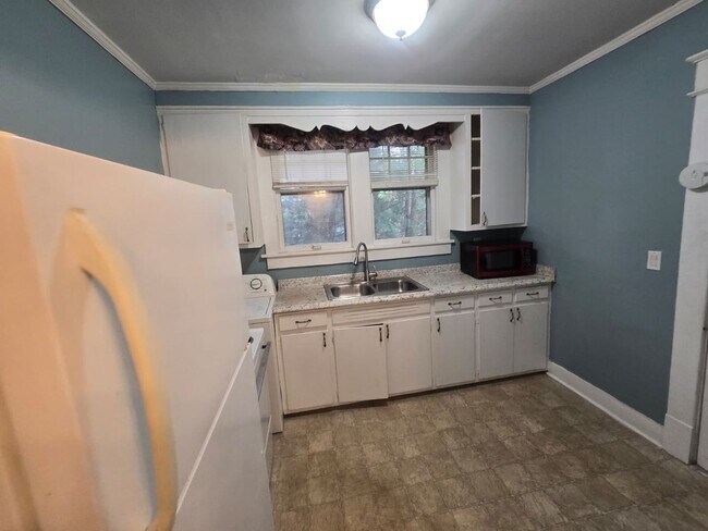 Building Photo - Charming Historic 2BR Apartment with Garag...