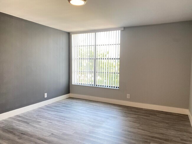 Building Photo - 20 Royal Palm Way