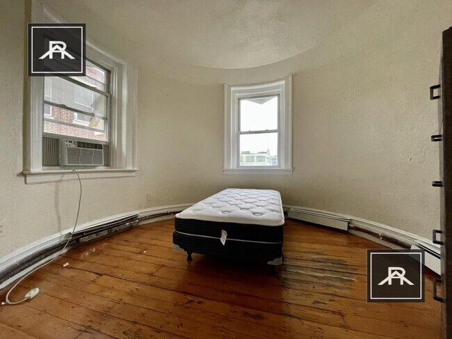 Building Photo - 4 bedroom in Brookline MA 02446