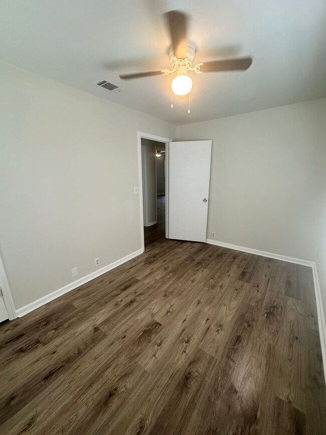 Building Photo - Charming home Close to VSU