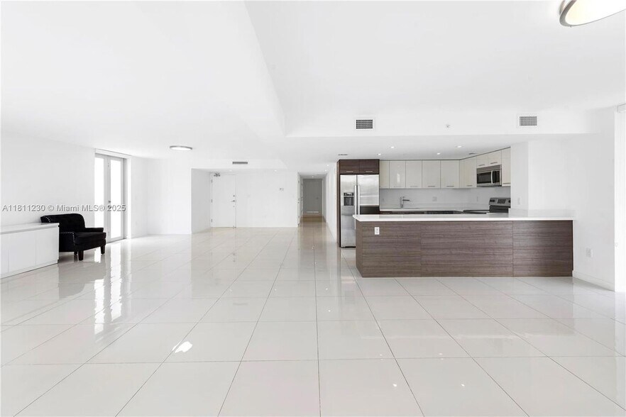 Building Photo - 9901 E Bay Harbor Dr