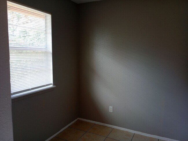 Building Photo - KNOX F